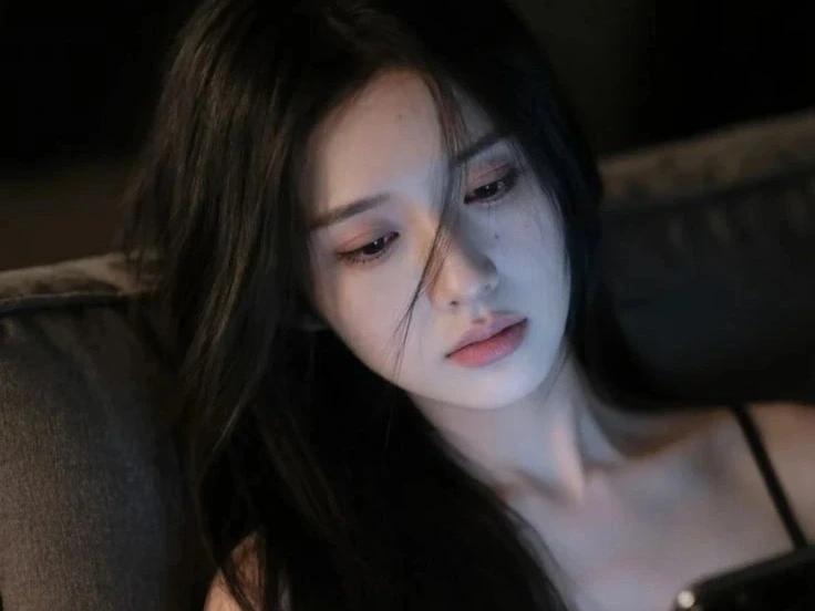 Chồng đi vắng, tôi lo sợ vì thói quen lạ của em trai chồng trước phòng ngủ