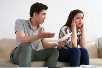 Chồng đưa tiền cho vợ tiêu nhưng quản đến nghẹt thở, mua đắt 10 nghìn là mắng