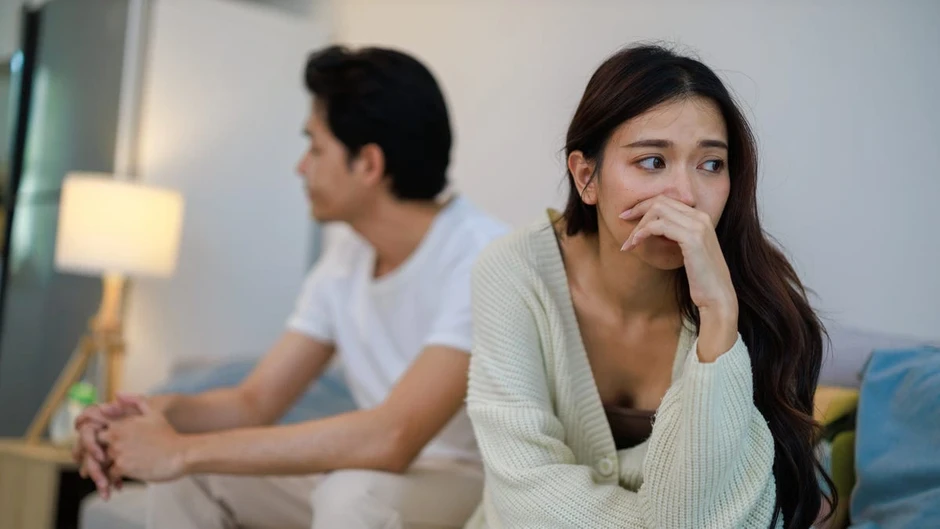 Chồng lạnh nhạt gần 2 tháng, tôi chết lặng khi thấy thứ rơi ra từ túi anh