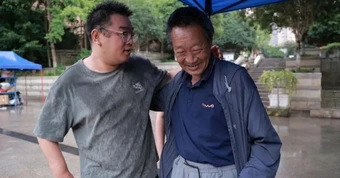 Chủ nhà nói một câu, người đàn ông ở lại trên núi suốt 25 năm