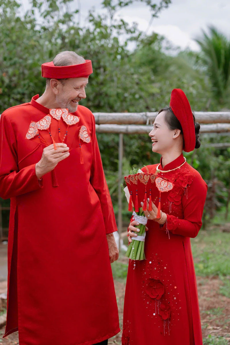 Chú rể 64 tuổi bay nửa vòng trái đất từ Mỹ về Đắk Lắk cưới vợ kém 21 tuổi Chú rể 64 tuổi bay nửa vòng trái đất từ Mỹ về Đắk Lắk cưới vợ kém 21 tuổi