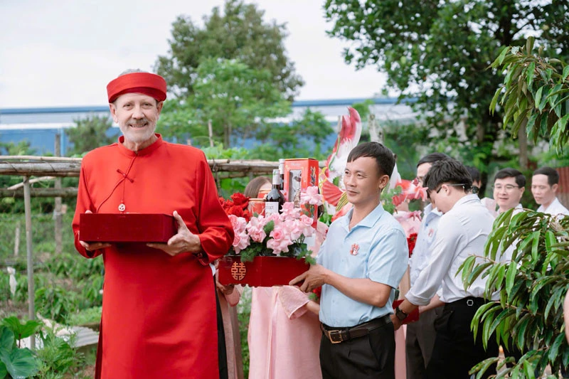 Chú rể 64 tuổi bay nửa vòng trái đất từ Mỹ về Đắk Lắk cưới vợ kém 21 tuổi Chú rể 64 tuổi bay nửa vòng trái đất từ Mỹ về Đắk Lắk cưới vợ kém 21 tuổi