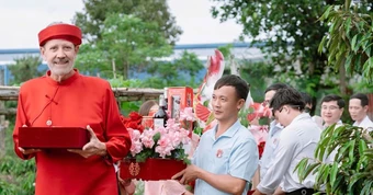 Chú rể 64 tuổi bay nửa vòng trái đất từ Mỹ về Đắk Lắk cưới vợ kém 21 tuổi