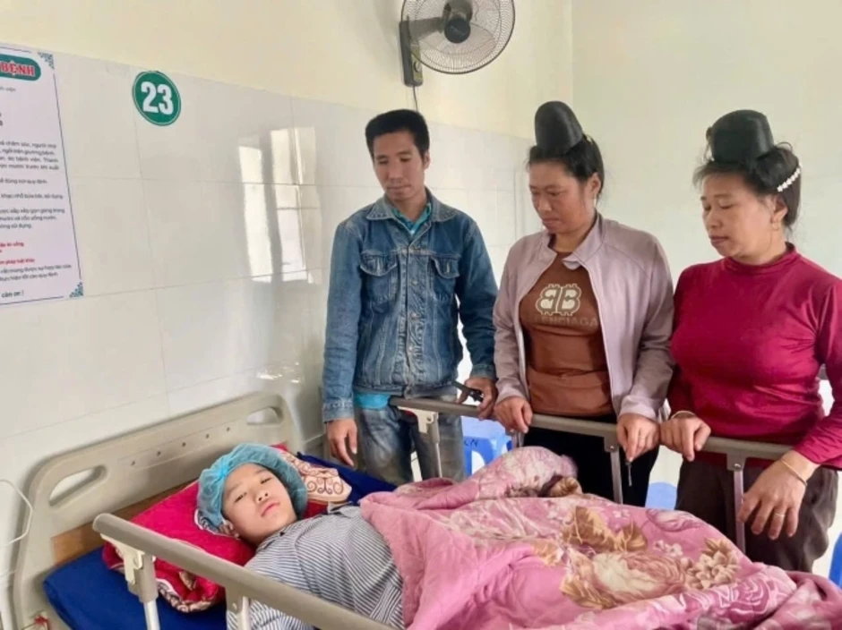 Chuyến rời bản cứu con của người cha nghèo Chuyến rời bản cứu con của người cha nghèo