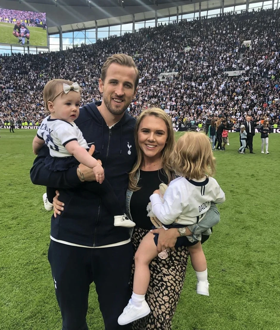 Chuyện tình yêu của đội trưởng tuyển Anh Harry Kane - Báo TinVina Chuyện tình yêu của đội trưởng tuyển Anh Harry Kane - Báo TinVina