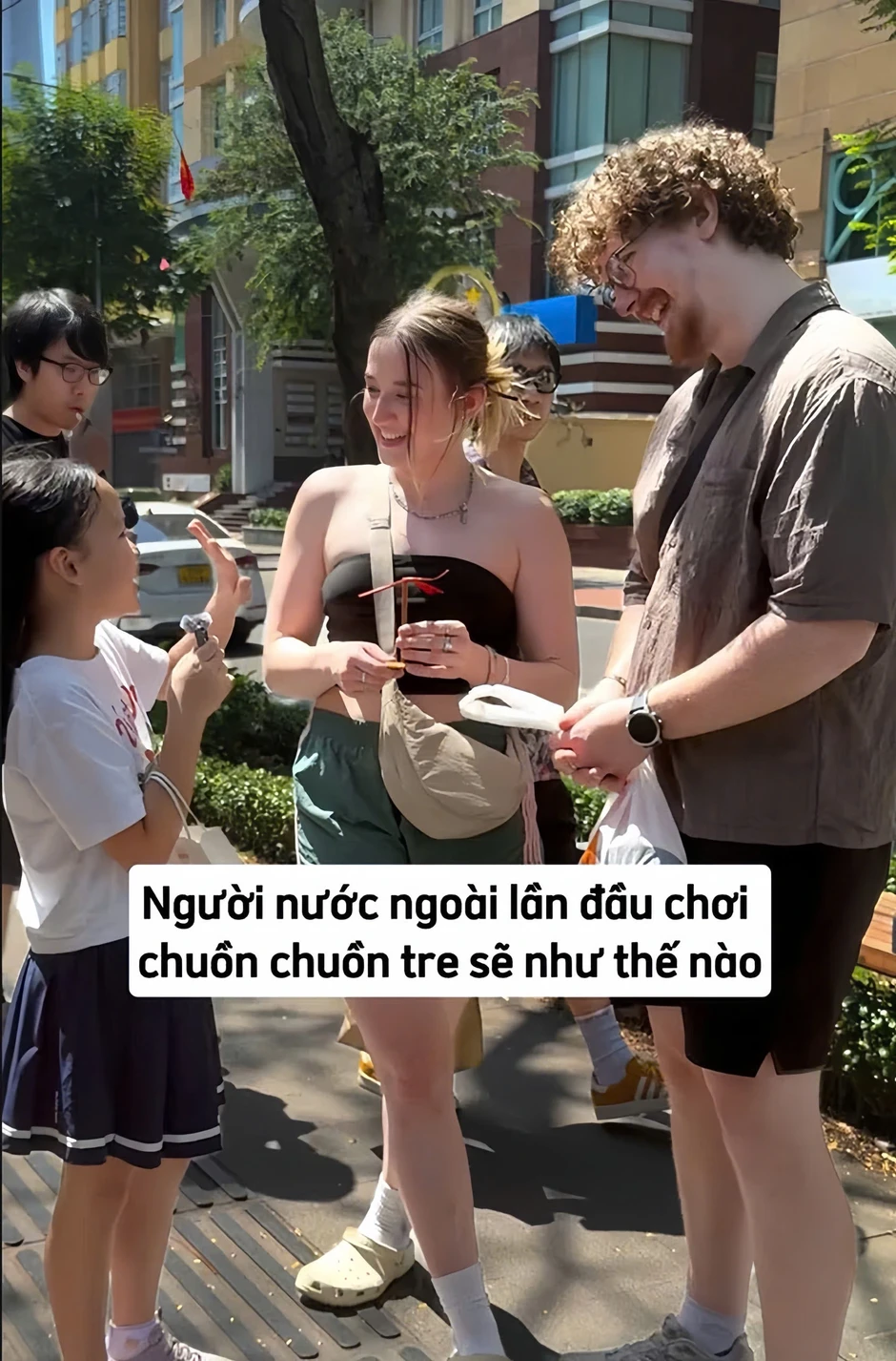 Cô bé 11 tuổi kể chuyện Việt Nam với du khách Cô bé 11 tuổi kể chuyện Việt Nam với du khách