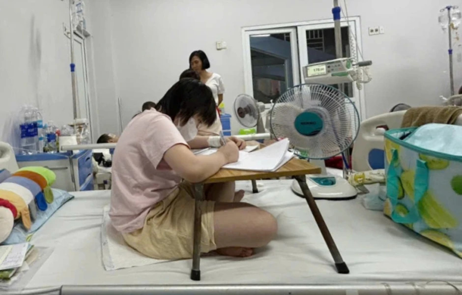 Cô bé liệt tứ chi ôn thi trên giường bệnh Cô bé liệt tứ chi ôn thi trên giường bệnh
