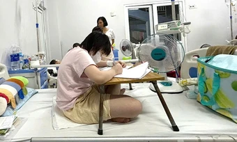 Cô bé liệt tứ chi ôn thi trên giường bệnh