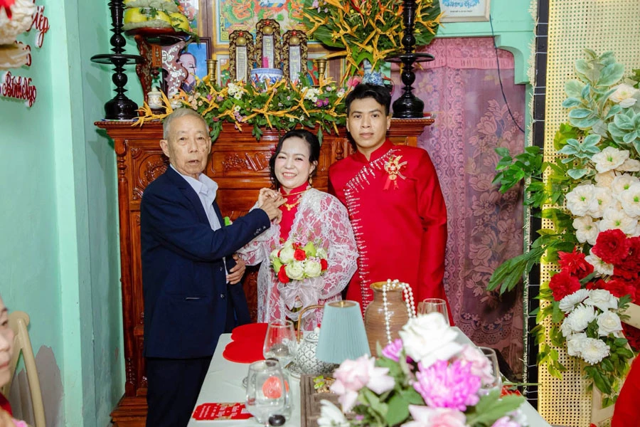 Cô dâu 40 tuổi bên chú rể kém 10 tuổi trong đám cưới ‘gây sốt’ ở Vĩnh Long Cô dâu 40 tuổi bên chú rể kém 10 tuổi trong đám cưới ‘gây sốt’ ở Vĩnh Long