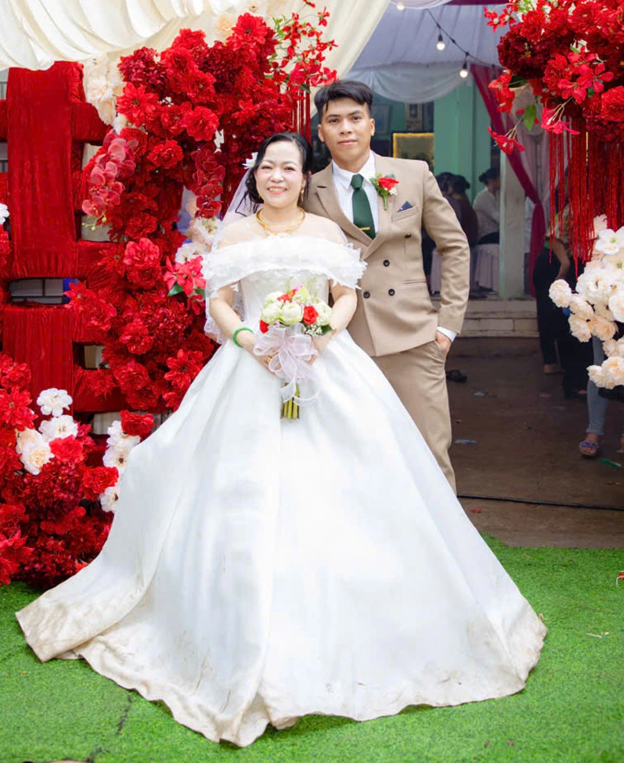 Cô dâu 40 tuổi bên chú rể kém 10 tuổi trong đám cưới ‘gây sốt’ ở Vĩnh Long Cô dâu 40 tuổi bên chú rể kém 10 tuổi trong đám cưới ‘gây sốt’ ở Vĩnh Long