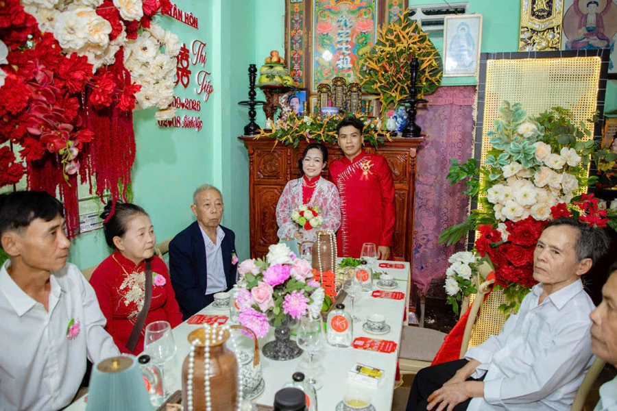 Cô dâu 40 tuổi bên chú rể kém 10 tuổi trong đám cưới ‘gây sốt’ ở Vĩnh Long Cô dâu 40 tuổi bên chú rể kém 10 tuổi trong đám cưới ‘gây sốt’ ở Vĩnh Long