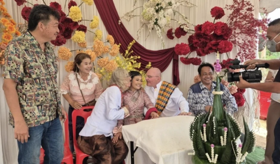 Cô dâu gây sốc khi cưới luôn bạn thân của chồng Cô dâu gây sốc khi cưới luôn bạn thân của chồng