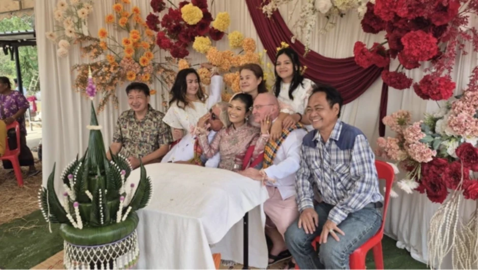 Cô dâu gây sốc khi cưới luôn bạn thân của chồng Cô dâu gây sốc khi cưới luôn bạn thân của chồng