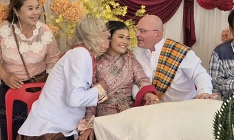Cô dâu gây sốc khi cưới luôn bạn thân của chồng