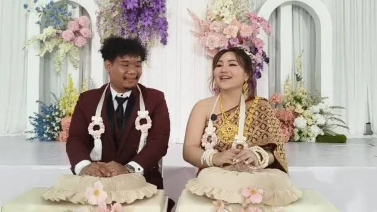 Cô dâu lái xe mui trần, đem sinh lễ "khủng" đến cầu hôn chú rể gây bão mạng Cô dâu lái xe mui trần, đem sinh lễ "khủng" đến cầu hôn chú rể gây bão mạng