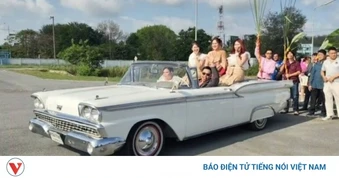 Cô dâu lái xe mui trần, đem sinh lễ "khủng" đến cầu hôn chú rể gây bão mạng