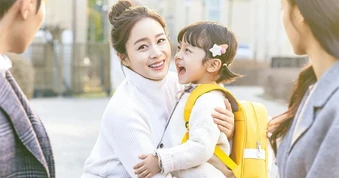 Con bị mẹ kế lợi dụng kiếm tiền, tôi phản đối liền bị chồng cũ chỉ trích