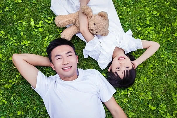 Con gái 12 tuổi, chồng vẫn vô tư ôm hôn con khiến tôi bất an Con gái 12 tuổi, chồng vẫn vô tư ôm hôn con khiến tôi bất an