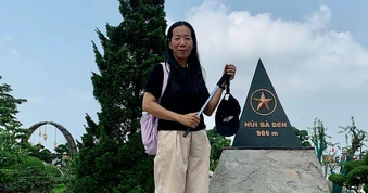 Con gái đưa mẹ đi leo núi 'tìm lại thanh xuân'