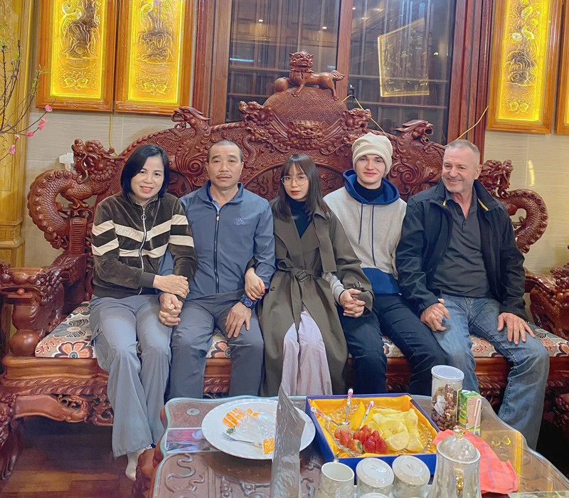 Con trai cưới vợ Việt 3 năm, ông bố Mỹ sang thăm thông gia 4 lần vì quý mến Con trai cưới vợ Việt 3 năm, ông bố Mỹ sang thăm thông gia 4 lần vì quý mến