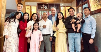 Con trai cưới vợ Việt 3 năm, ông bố Mỹ sang thăm thông gia 4 lần vì quý mến