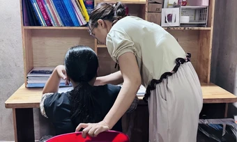'Còng lưng' ôn thi cùng con