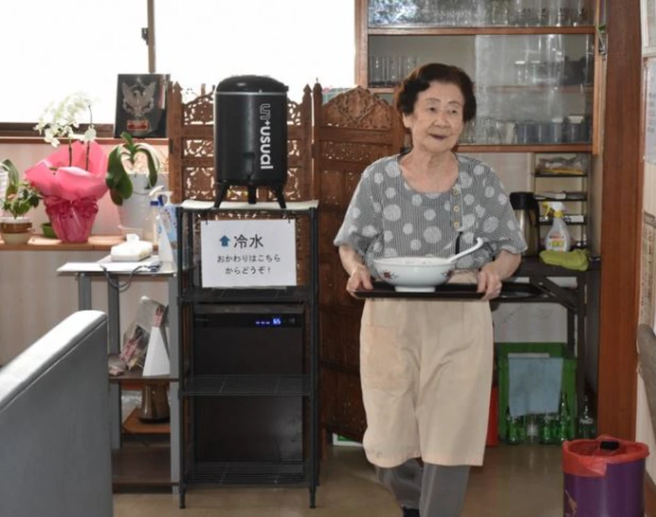 Cụ bà Hàn Quốc 100 tuổi vẫn đi làm mỗi ngày, ký thêm hợp đồng cho công ty