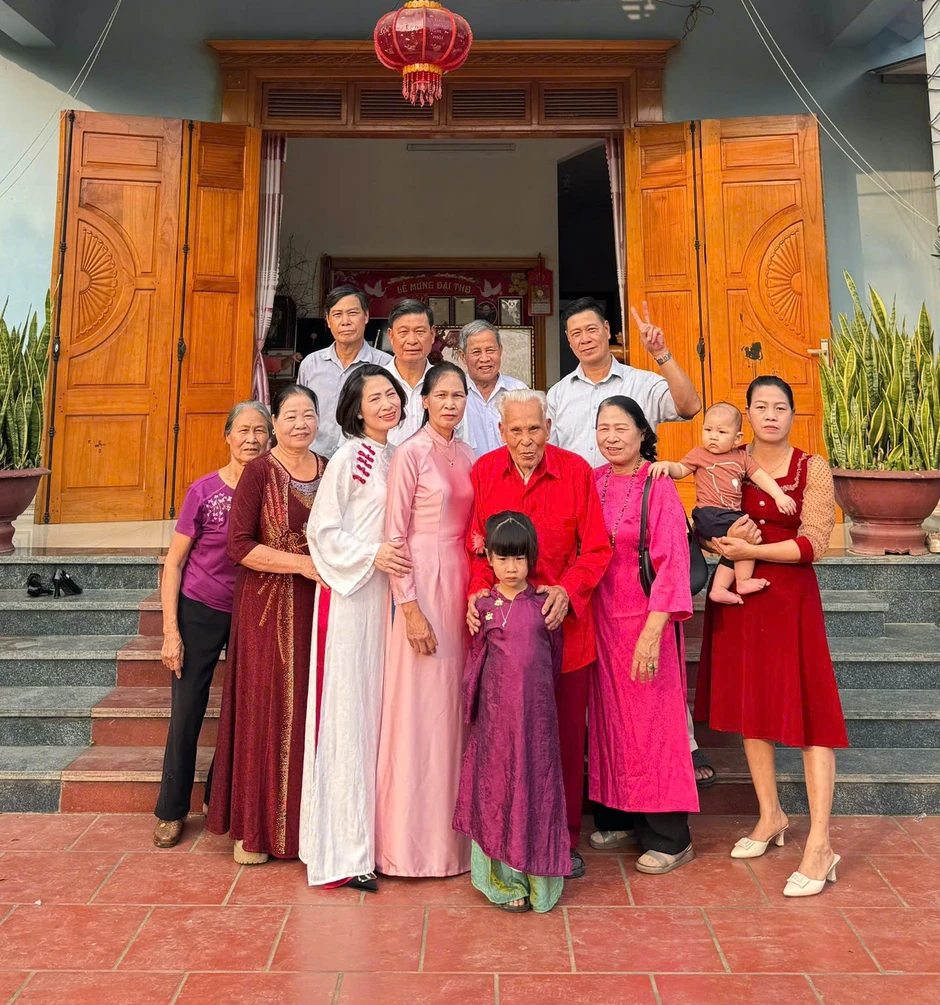 Cụ ông 102 tuổi đi hơn 200 km thăm em trai, gặp lại sau 3 năm xa cách Cụ ông 102 tuổi đi hơn 200 km thăm em trai, gặp lại sau 3 năm xa cách