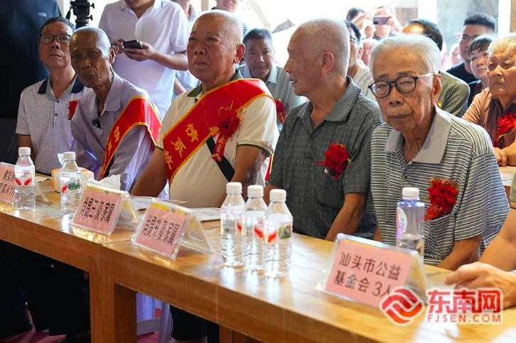 Cụ ông tìm người thân hơn 60 năm, đoàn tụ với 4 anh em ruột khi ngoài 80 tuổi