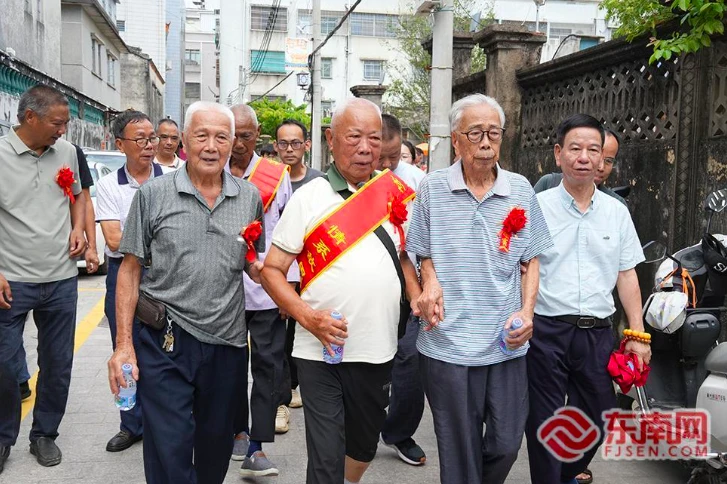 Cụ ông tìm người thân hơn 60 năm, đoàn tụ với 4 anh em ruột khi ngoài 80 tuổi