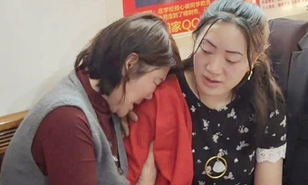 Cuộc đoàn tụ gượng gạo của cô gái bị vứt ở nhà vệ sinh 28 năm trước