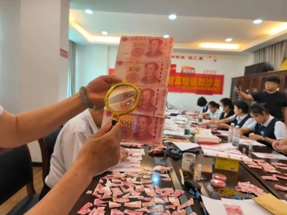 Cứu gia sản của cụ ông từ 15.000 mảnh tiền vụn Cứu gia sản của cụ ông từ 15.000 mảnh tiền vụn