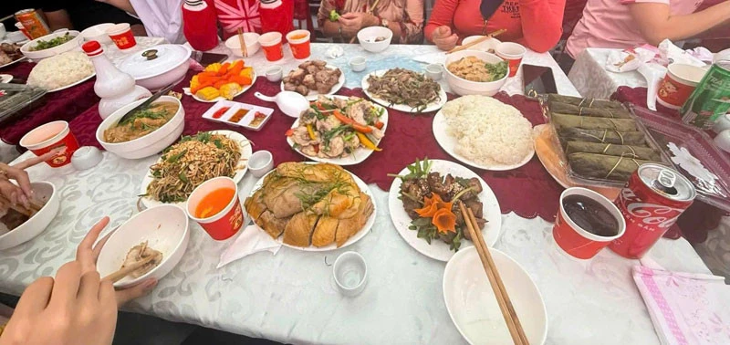 Đám cưới 100 mâm ở Phú Thọ, 70 người giúp nấu nướng, nam giới lắc chảo to tay Đám cưới 100 mâm ở Phú Thọ, 70 người giúp nấu nướng, nam giới lắc chảo to tay