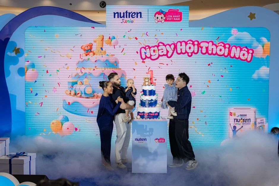 Dàn hot mom cùng hàng trăm gia đình 'đổ bộ' ngày hội thôi nôi ở TP.HCM Dàn hot mom cùng hàng trăm gia đình 'đổ bộ' ngày hội thôi nôi ở TP.HCM