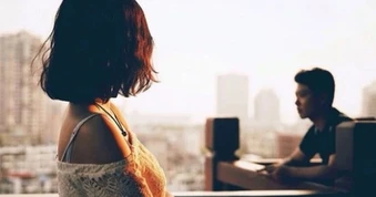 Đến thăm bố vợ cũ, tôi lặng người khi nhìn thấy bức ảnh treo trên tường nhà
