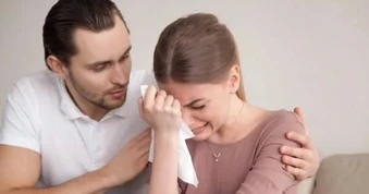 Đến thăm vợ cũ ốm, tôi bật khóc khi thấy thứ cô ấy cất trong phòng ngủ