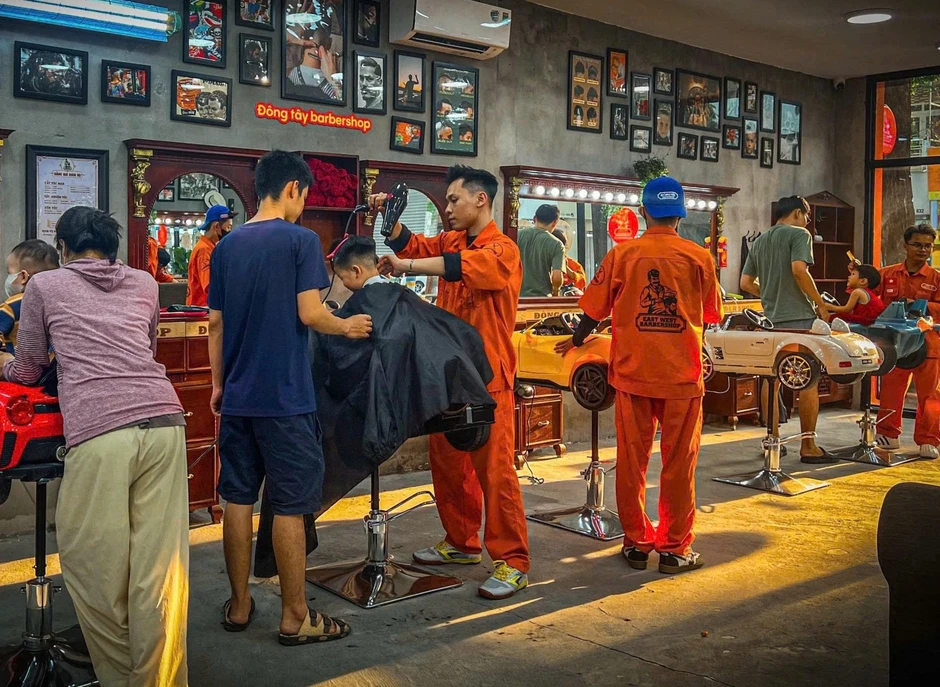 Đông Tây Barbershop - nơi mỗi lần cắt tóc trở thành ký ức tuổi thơ Đông Tây Barbershop - nơi mỗi lần cắt tóc trở thành ký ức tuổi thơ