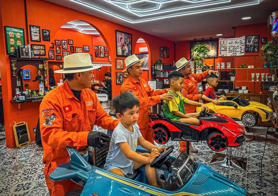 Đông Tây Barbershop - nơi mỗi lần cắt tóc trở thành ký ức tuổi thơ Đông Tây Barbershop - nơi mỗi lần cắt tóc trở thành ký ức tuổi thơ