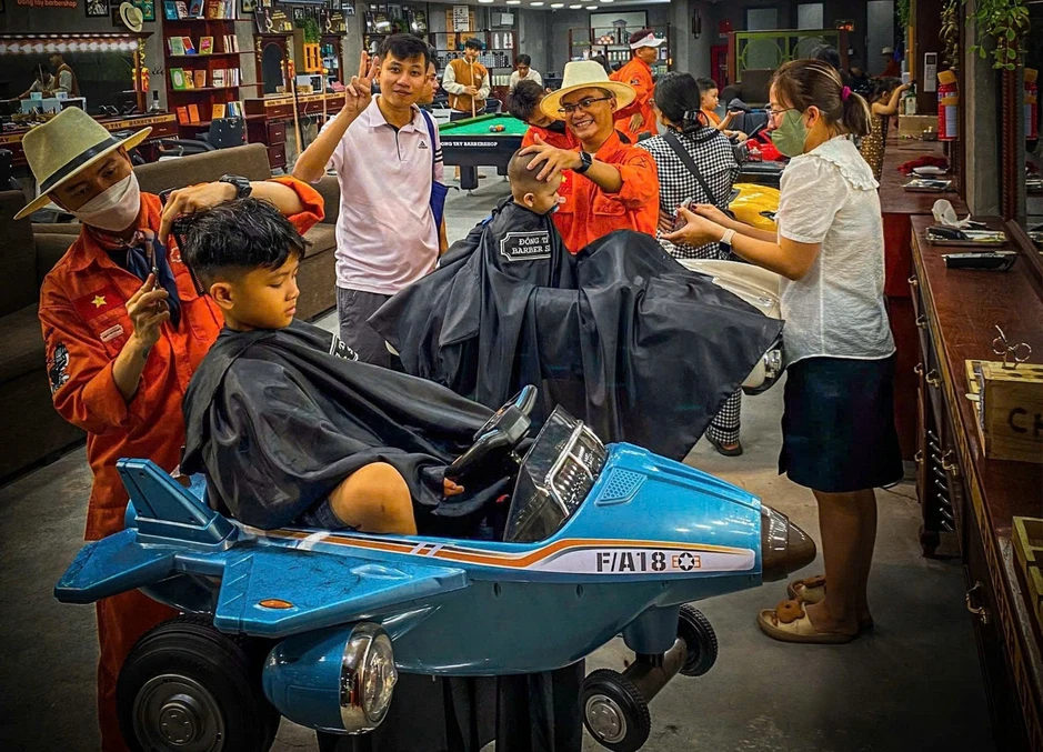 Đông Tây Barbershop - nơi mỗi lần cắt tóc trở thành ký ức tuổi thơ Đông Tây Barbershop - nơi mỗi lần cắt tóc trở thành ký ức tuổi thơ
