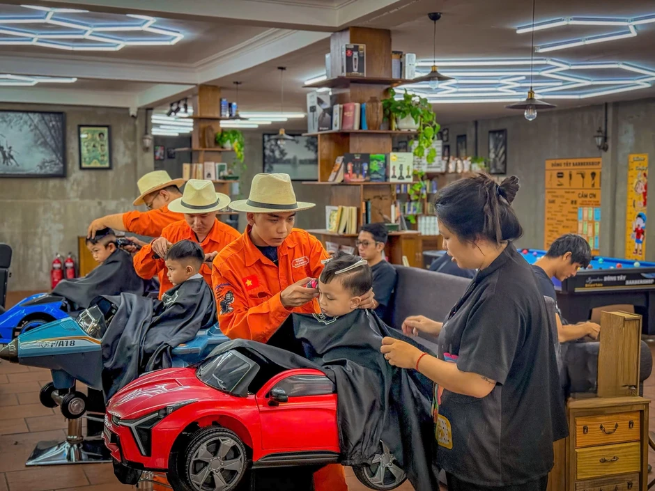 Đông Tây Barbershop - nơi mỗi lần cắt tóc trở thành ký ức tuổi thơ Đông Tây Barbershop - nơi mỗi lần cắt tóc trở thành ký ức tuổi thơ
