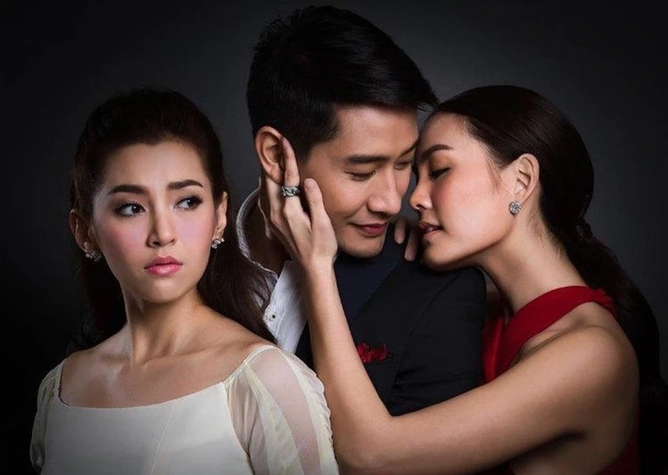 Dự tiệc ở công ty chồng, tôi sững sờ phát hiện tình cũ của anh