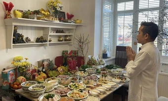 Gần 40 năm giữ lửa mâm cơm Việt trên đất Anh