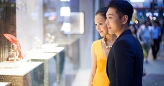 Gặp chồng tình tứ bên nhân tình, tôi bàng hoàng khi nhận ra cô ấy là ai