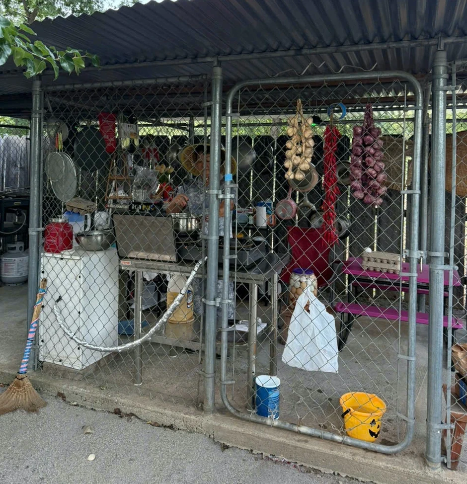 Gian bếp, mẹt tre đậm chất miền Tây của gia đình người Việt ở Mỹ Gian bếp, mẹt tre đậm chất miền Tây của gia đình người Việt ở Mỹ
