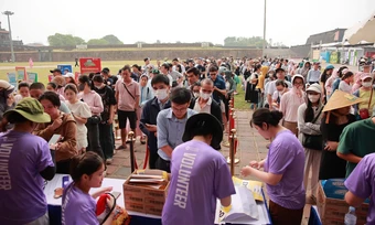 Hàng nghìn người đổ về quảng trường Ngọ Môn nhận bib Kun Marathon