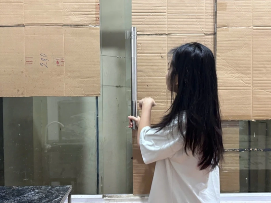 Hàng xóm áy náy sau vụ bé gái 4 tuổi bị cha dượng bạo hành Hàng xóm áy náy sau vụ bé gái 4 tuổi bị cha dượng bạo hành