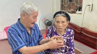 Hạnh phúc của cụ ông 100 tuổi tự tay chăm vợ
