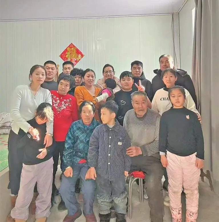 Hơn 30 năm thất lạc, người phụ nữ vỡ òa khi gặp lại cha mẹ ruột