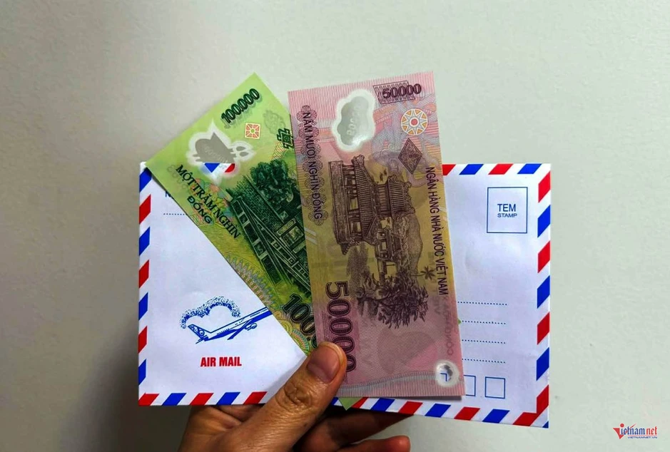 Khó chịu khi bóc phong bì hàng xóm mừng thọ bố, lời mẹ nói khiến con trai xấu hổ
