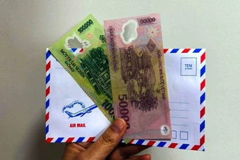 Khó chịu khi bóc phong bì hàng xóm mừng thọ bố, lời mẹ nói khiến con trai xấu hổ
